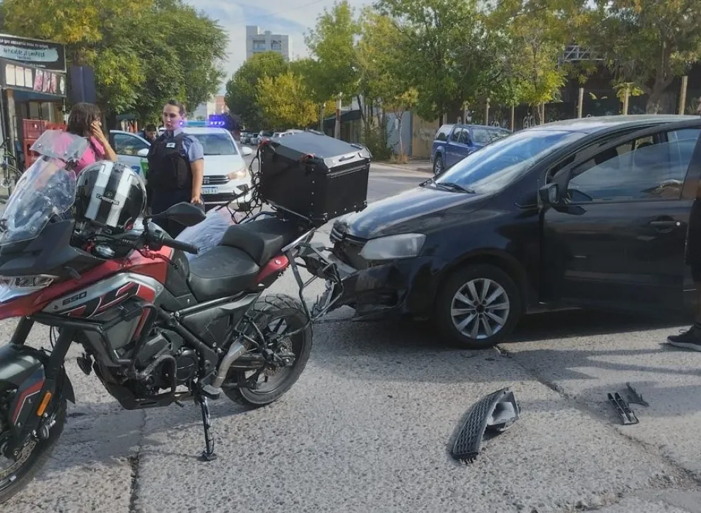 Los daños materiales no fueron tan importantes, pero el motociclista terminó en el Hospital. Foto: gentileza M. A. Parra.
