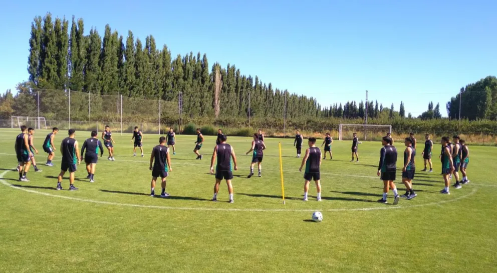 Cipo y una nueva ilusión que empieza a correr. El nuevo plantel entrena en el complejo deportivo de la Confluencia. Foto: gentileza.