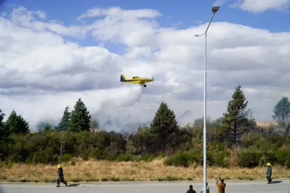 El avión hidrante llegó para colaborar con el combate de las llamas. Fotos de Facundo Pardo.
