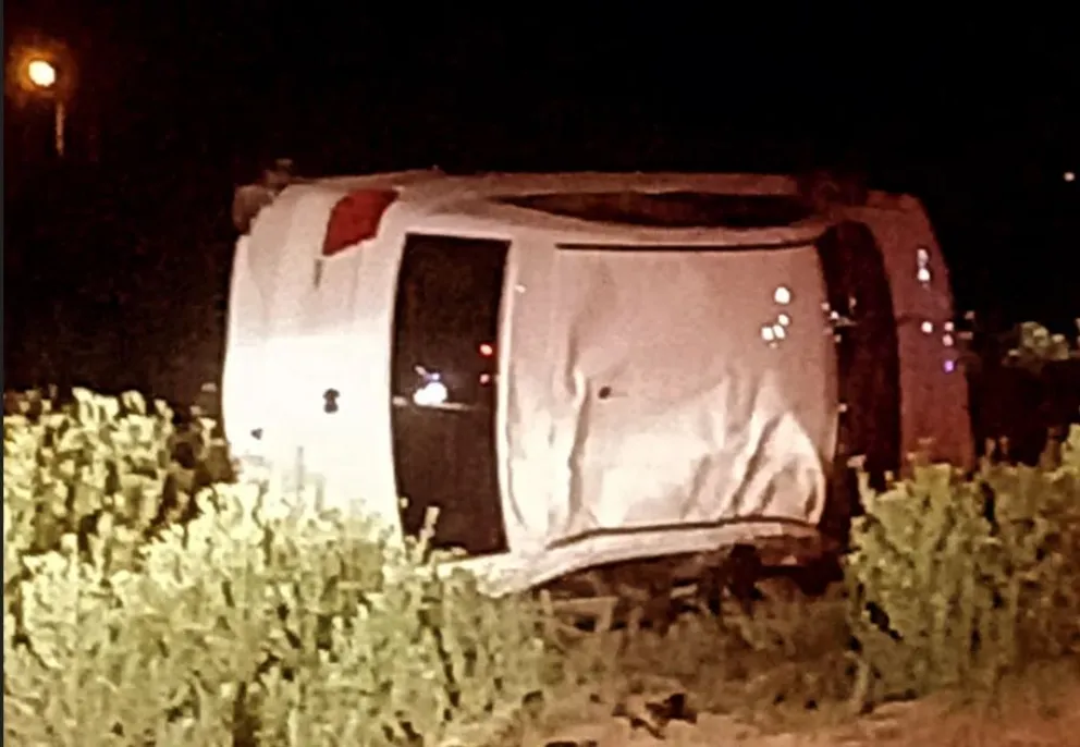 El vehículo, un Gol Trendt, terminó con importantes daños materiales. El niño fue trasladado al Hospital de Catriel. Foto: gentileza Miguel Suárez.