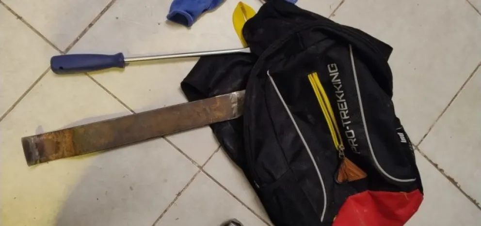 Entre los elementos secuestrados se encontraban un inhibidor de alarmas y una barreta. Foto: Policía Río Negro.