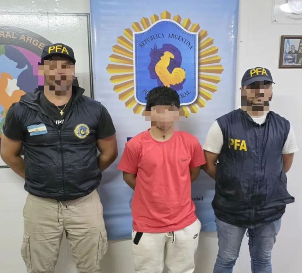 El hombre se encontraba prófugo hasta que se entregó, además hay dos otros detenidos. (Foto: Policía Federal)