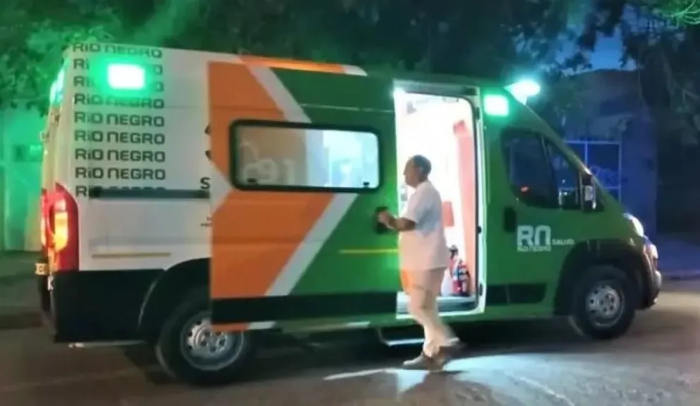 Una ambulancia del SIARME concurrió al domicilio para atender a los dos adultos mayores, víctimas de la extrema violencia utilizada por los delincuentes. Foto: archivo.