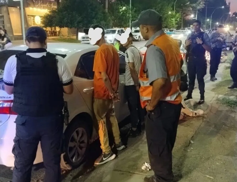 Los tres detenidos fueron puestos a disposición de la fiscalía de turno. El operativo se realizó en Mariano Moreno y el ingreso a Corpofrut,. Foto: Gentileza Policía Río Negro. 