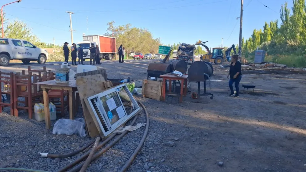 El operativo se llevó adelante en la mañana de hoy cuando un hombre dormía en el lugar, hijo de la dueña que desesperada pedía que no se llevaran sus cosas. | Foto Cipo360