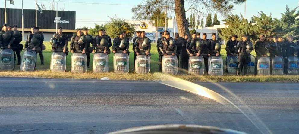Los efectivos de Gendarmería Nacional, vestidos con el uniforme antitumulto, se ubicaron sobre la rotonda de las rutas 22 y 151, cerca de los puentes carreteros. Foto: Gentileza.