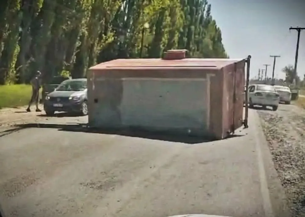 El carrito quedó cruzado sobre el pavimento, interrumpiendo el tránsito de la Ruta Chica en el acceso Mastrocola. Foto: gentileza Miguel Parra.