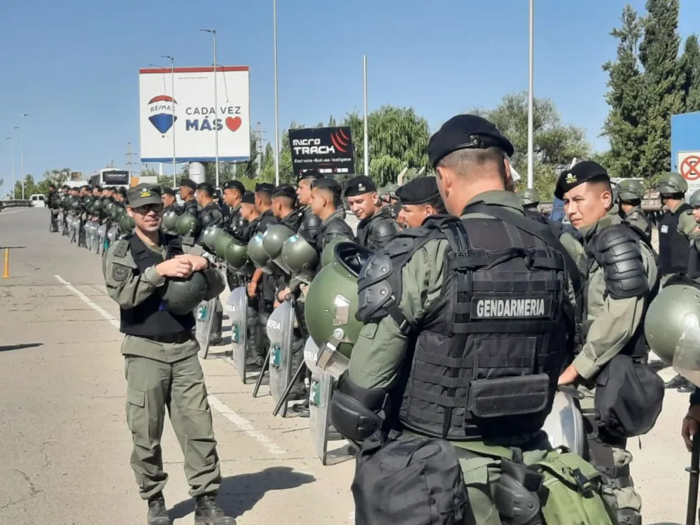 Unos 200 efectivos de las tres fuerzas federales fueron desplazados hasta el sector de los puentes carreteros. Foto: Cipo360.
