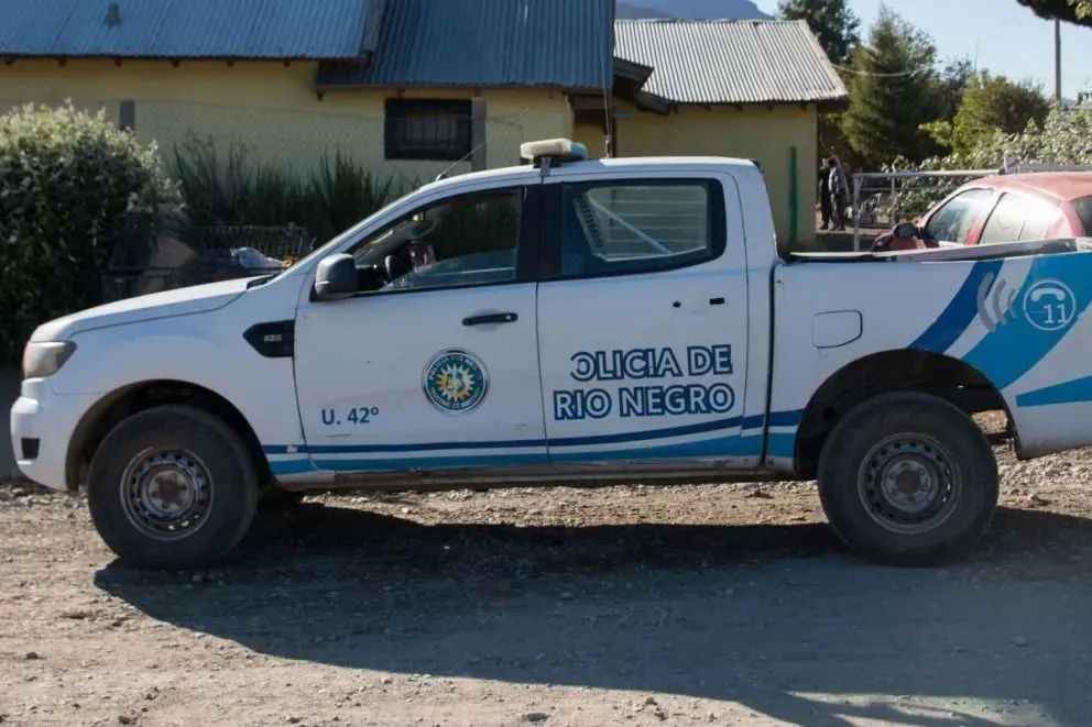 Uniformados de la comisaría 12 de El Bolsón acudieron al sitio y encontraron a una mujer muerta. | Foto (gentileza)