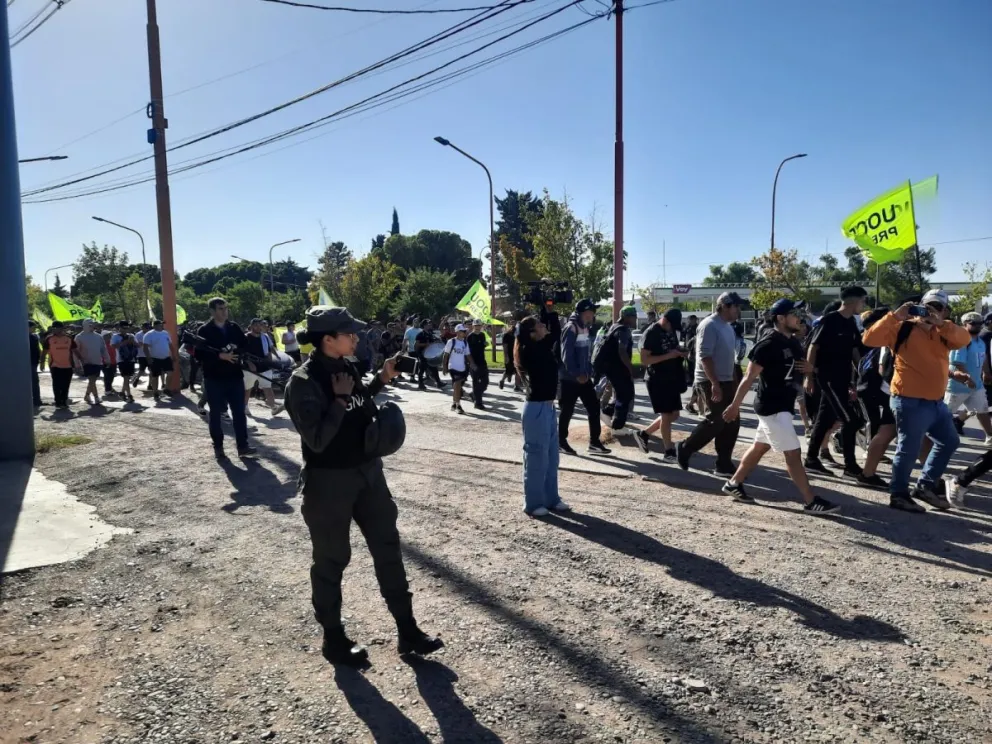 Uno de los efectivos que tomaron imágenes de los manifestantes. Foto: gentileza.