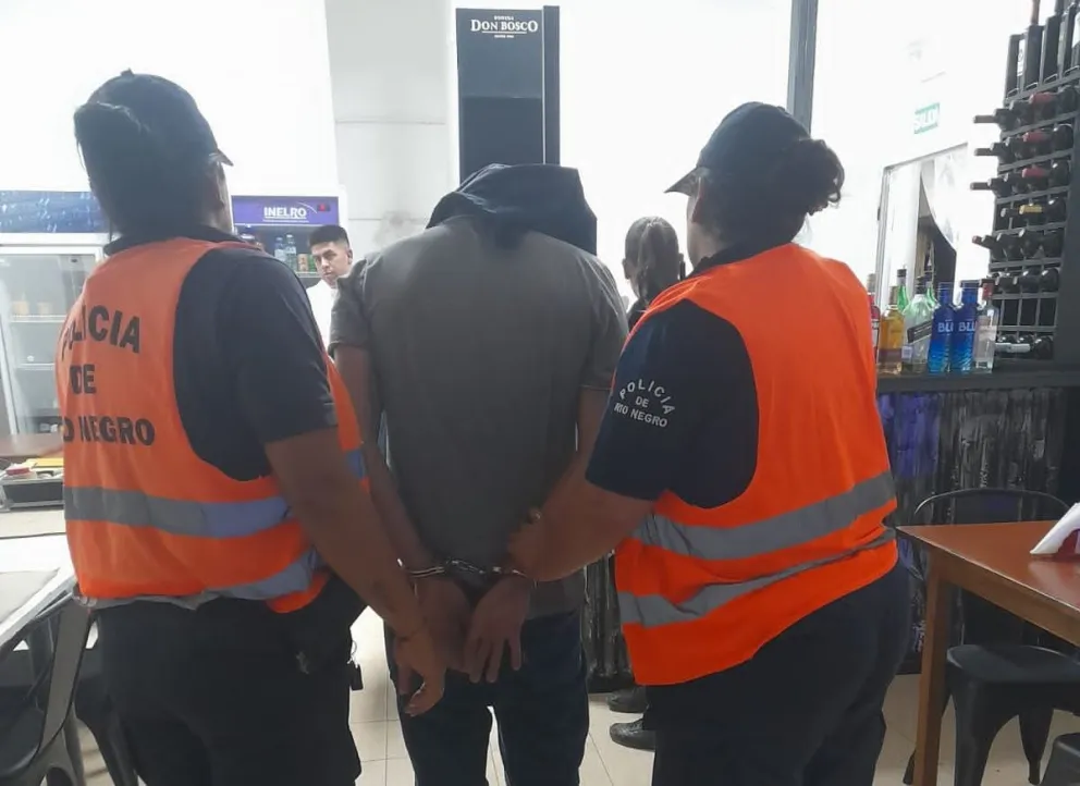 No quería pagar y los encargados llamaron a la policía. Además, llevaba un revolver en el bolsillo. Un peligro para la sociedad. Foto: gentileza.