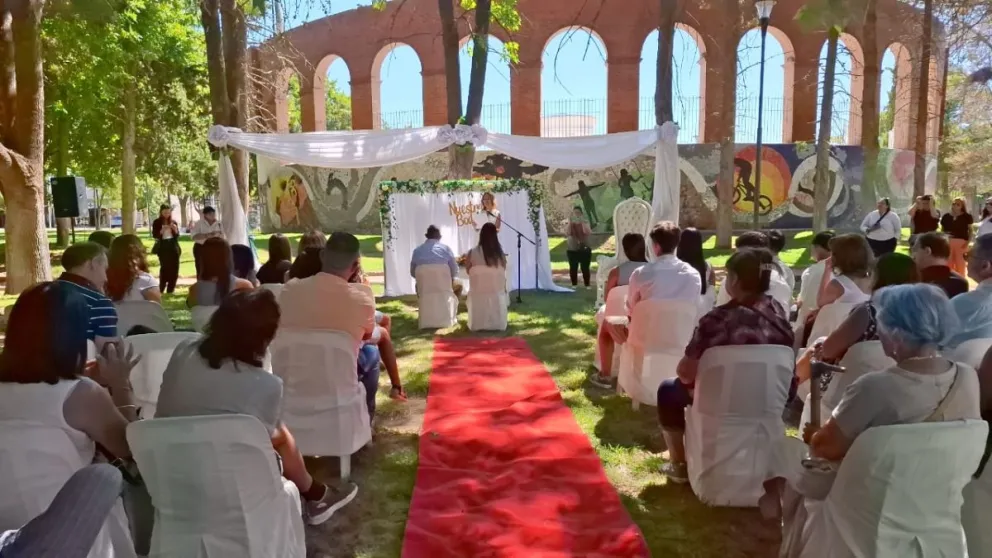 En el lugar, había música en vivo, decoración para la ocasión y se regalaban vinos, rosas y cena para los enamorados. | Foto (Daniela Luján)