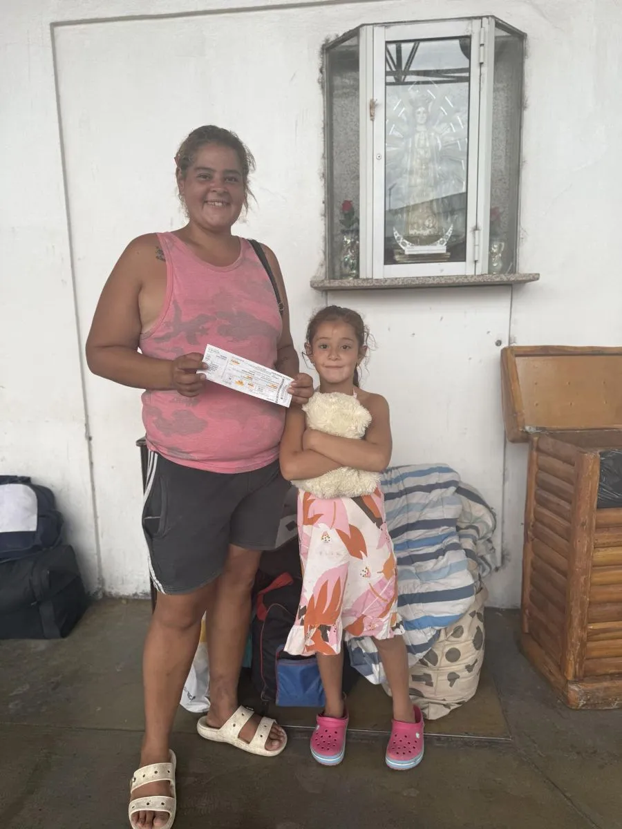 Amira y su hija de 7 a&ntilde;os rumbo a Tucum&aacute;n luego de la campa&ntilde;a solidaria. | Foto (gentileza)