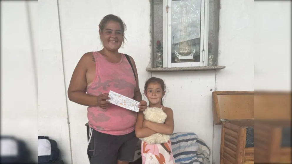 Madre e hija felices de volver a su provincia. | Foto gentileza. 