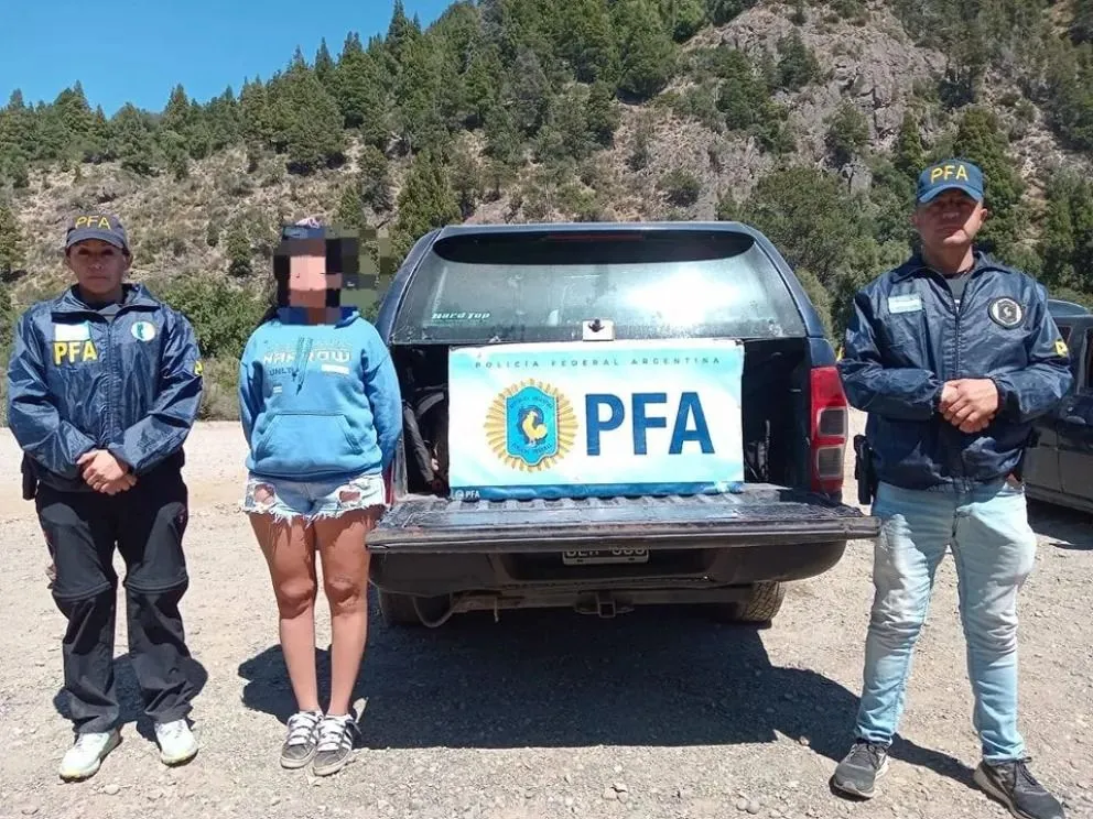 El perro detector de drogas indico señales de marcación sobre la presencia de sustancias ilícitas en el interior del automóvil. | Foto (gentileza Policía Federal)