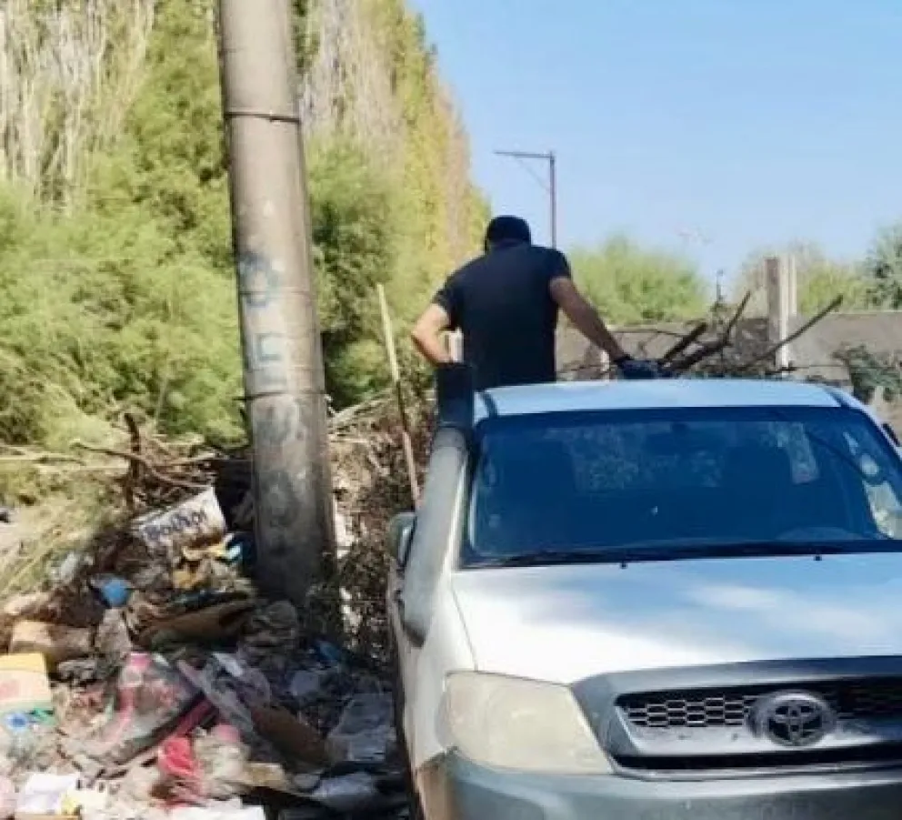 La imagen fue tomada por un vecino del barrio que la compartió con indignación. (Foto gentileza)