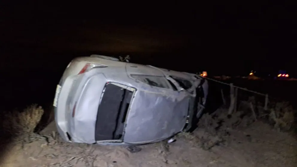 El vehículo fue hallado a la madrugada por dos automovilistas que regresaban a General Roca. Foto: gentileza.