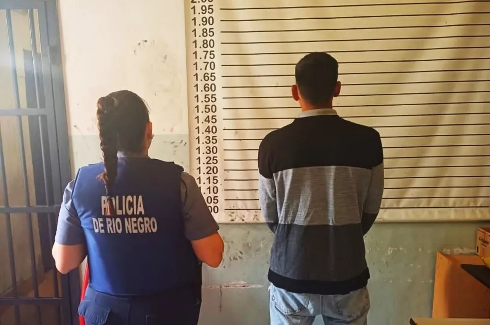 Fue detenido mientras intentaba abrir una camioneta. | Foto (gentileza Prensa Policía Río Negro)