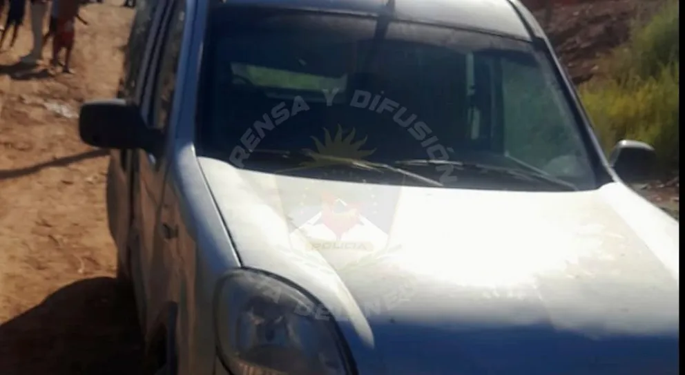 EL utilitario fue encontrado en el sector El Cañadón, de la toma 7 de mayo. Foto: Policía de Neuquén.