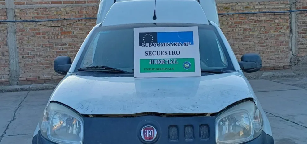 La policía logró secuestrar la Fiorino horas después de que la robaran en un barrio neuquino. Foto: Policía de Río Negro.