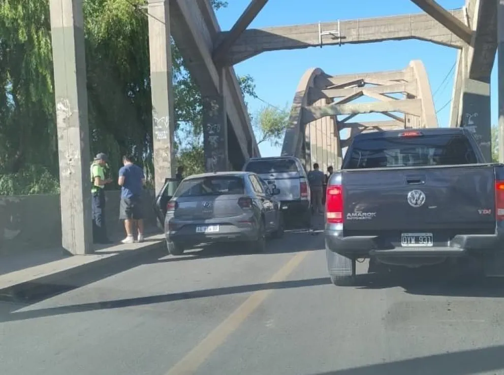Un choque en cadena frenó el tránsito en los puentes carreteros. | Foto (gentileza Romina Vega de LU19)