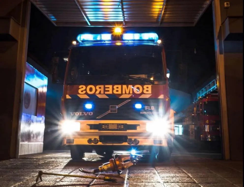 Los bomberos tuvieron acción durante la madrugada: el incendio del puesto de comidas en la ruta 151 y en un descampado en el acceso al barrio Lalor. Foto: archivo.