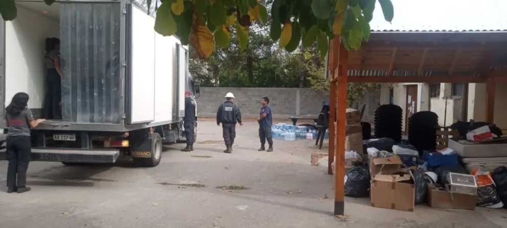 Los bomberos voluntarios ya se encuentran en El Bolsón entregando las donaciones. | Foto (gentileza)