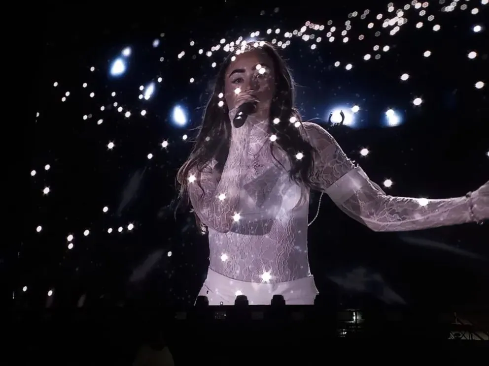Nicki Nicole interactuó con su público, bajó del escenario y saludó. Luego se presentó Luck Ra. Foto (Tania Domenicucci-ANR).