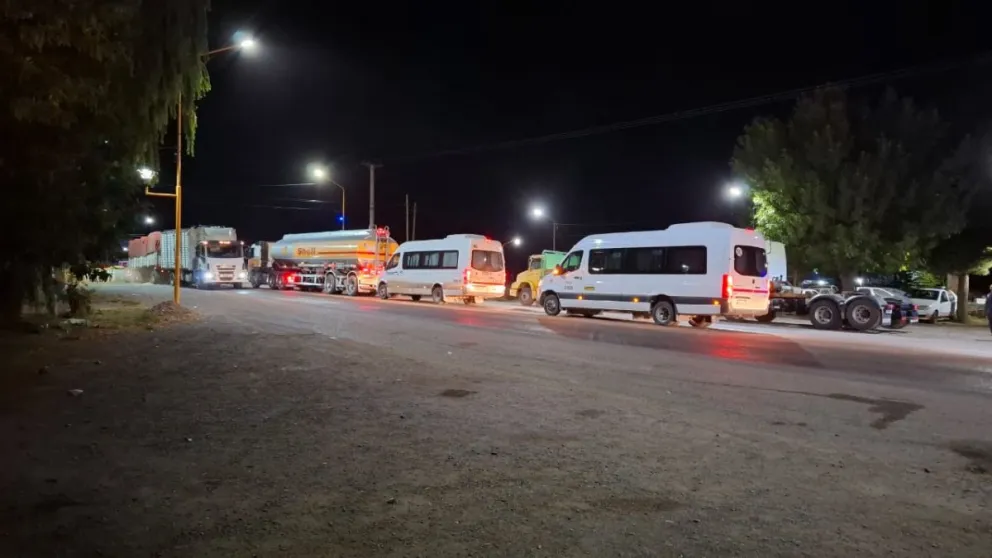 El control comenzó esta mañana en un punto estratégico. La ruta 69 conecta a la región del Alto Valle con los principales yacimientos de Vaca Muerta. Foto: Dani Luján.