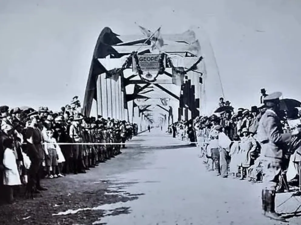 La gran expectativa que rodeó la inauguración del puente: una gran parte de la sociedad de la época se congregó para el acontecimiento. Foto: archivo.