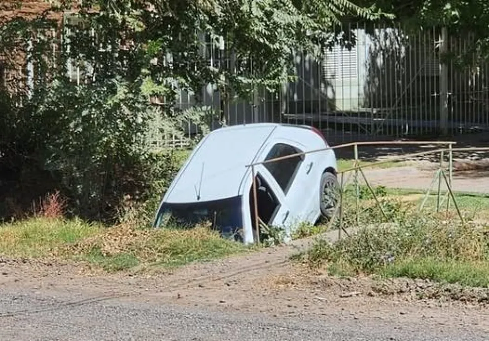 El auto era conducido por una mujer que no tuvo lesiones de consideración. | Foto (gentileza Miguel Angel Parra)