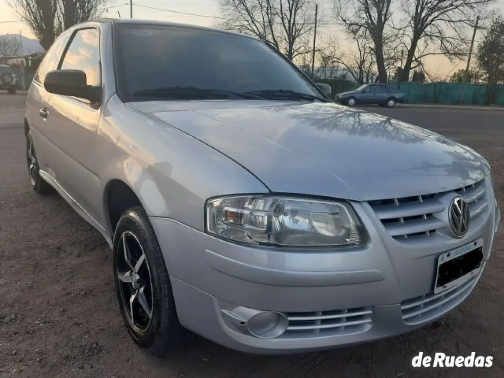 Ambas jóvenes describieron que se trata de un auto gris clarito. 