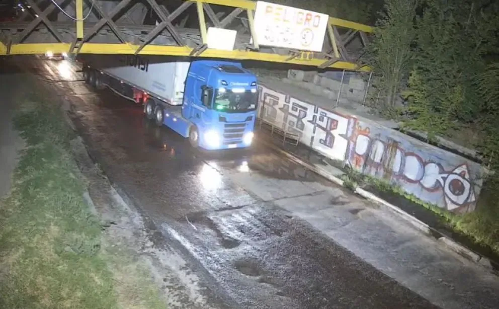En tan sólo una madrugada dos camiones impactaron con el puente consecutivamente. 