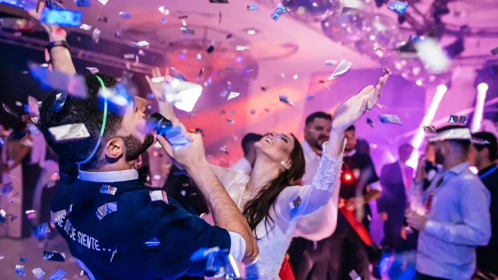 De la alegría al escrache. Al terminar la fiesta, los recién casados reclamaron al responsable del catering y luego esas imágenes se viralizaron. Ahora, los demandan por la afectación de derechos. Foto ilustrativa: archivo