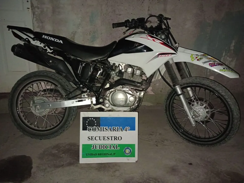La moto había sido robada en Neuquén capital; y estaba siendo utilizada por dos jóvenes de Fernández Oro. Foto: Policía Río Negro.