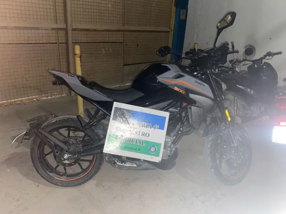 La moto había sido robada durante la madrugada en Allen. Hubo una importante persecución por la ruta nacional 22 hasta Costa Sur. Foto: Prensa Policía Río Negro.