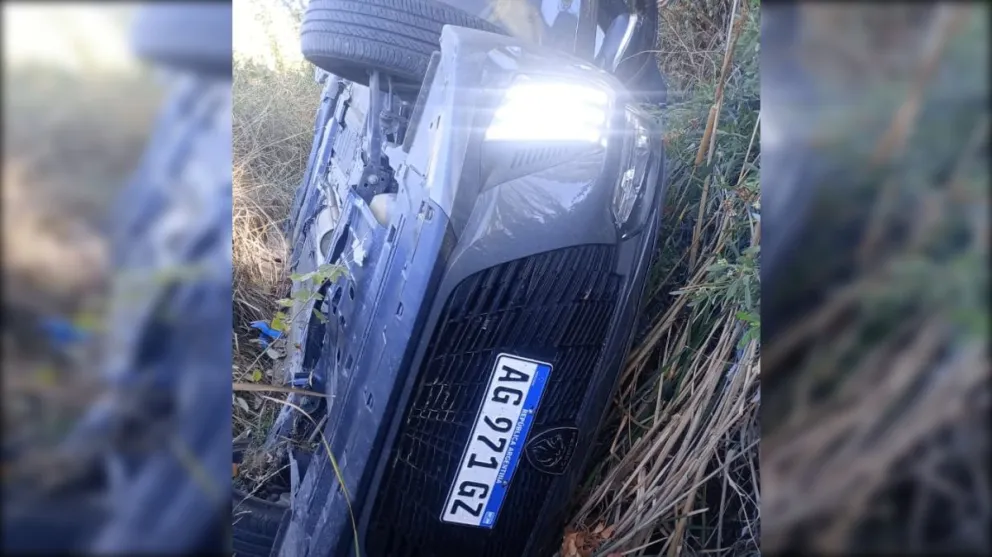Los ocupantes del Peugeot pudieron salir por sus propios medios y se marcharon antes de que llegaran la Policía y Protección Civil.