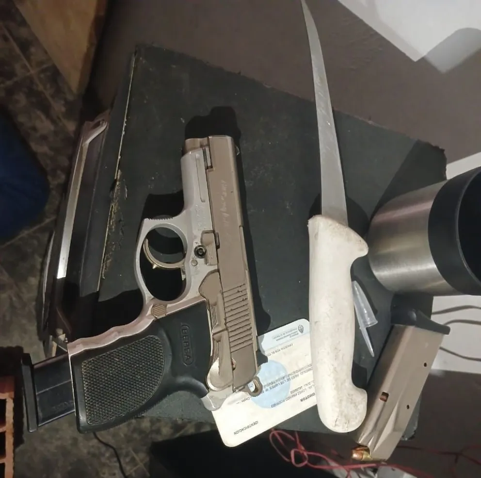 Se secuestraron armas tumberas, una pistola calibre y presuntos estupefacientes. 
