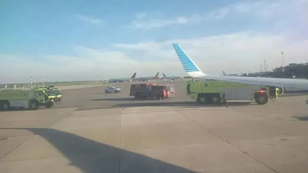 El Boeing 737-800 finalmente aterrizó en Ezeiza.