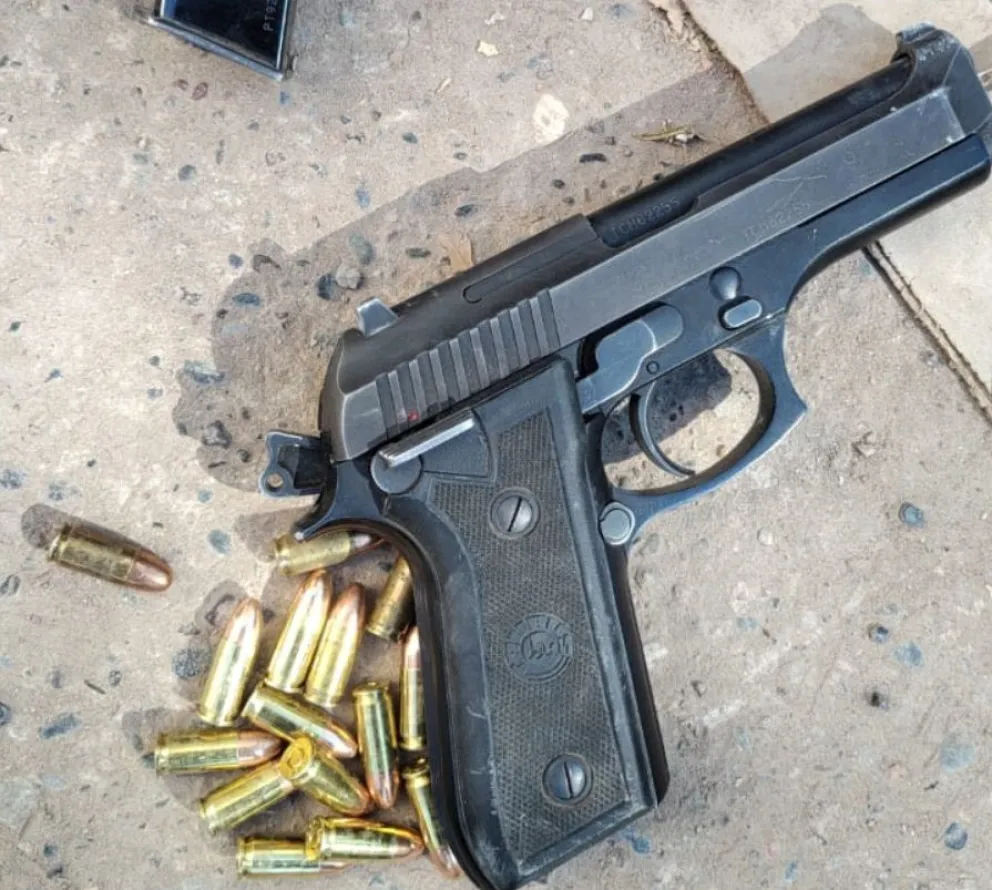 El delincuente circulaba con la pistola 9 mm en la mano. Foto: Policía Río Negro.