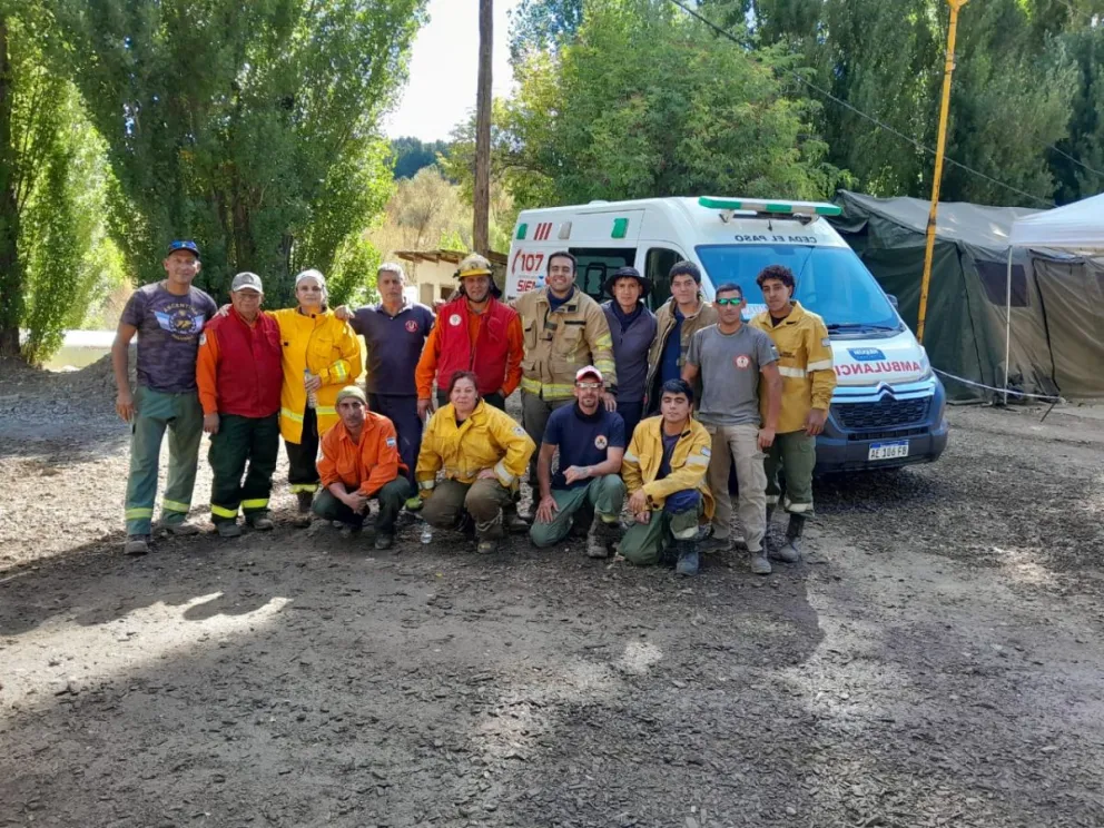 Los tres bomberos cipoleños viajaron como brigadistas voluntarios para sumar su esfuerzo a la lucha contra el siniestro en el Parque Nacional Lanín. Foto: gentileza.