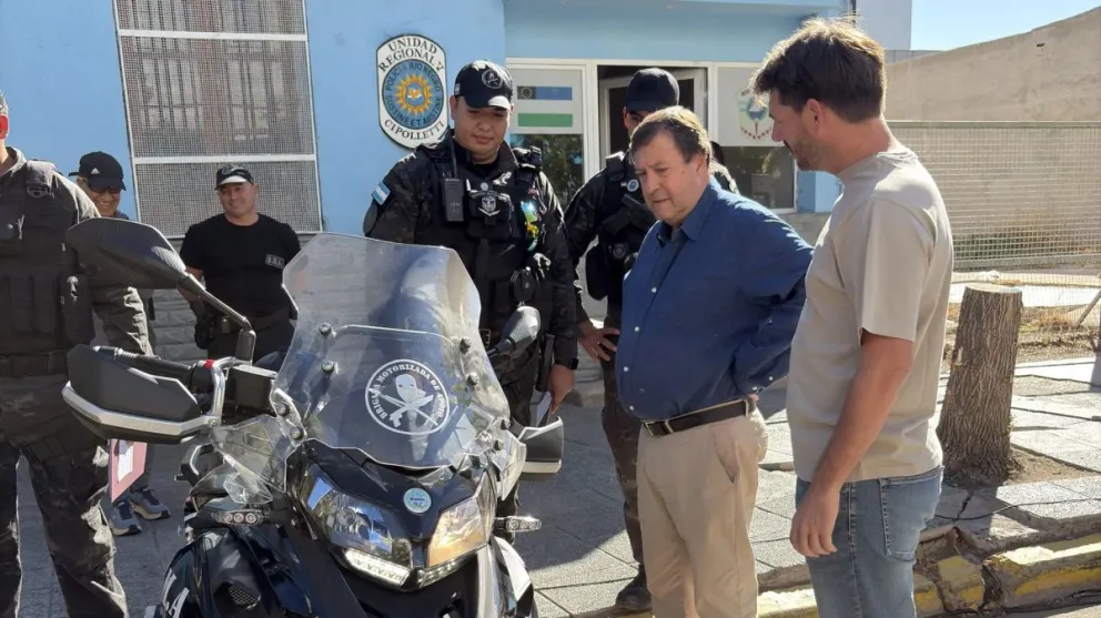 Weretilneck destacó la necesidad de seguir reforzando el equipamiento destinado a las unidades policiales. Foto: Prensa Río Negro.