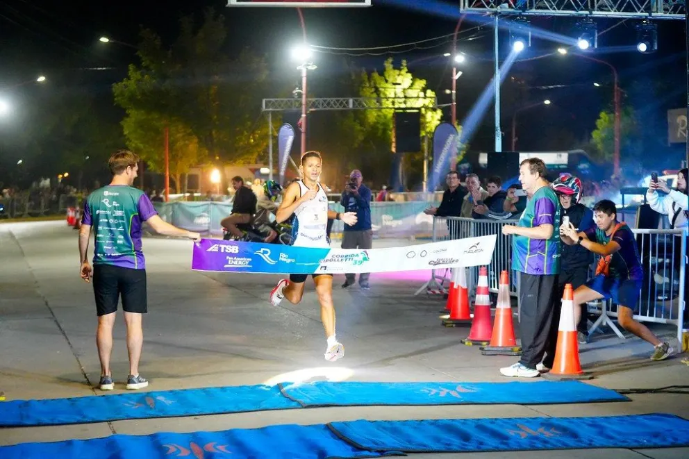 El brasileño Jerónimo Wendell cruzó la línea de meta con un tiempo de 29:03 | Foto (Prensa Municipalidad de Cipolletti)