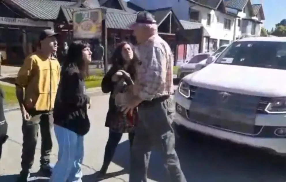 "Voy a pasar" gritaba el hombre que quería cruzar por la calle donde se hacia un reclamo.