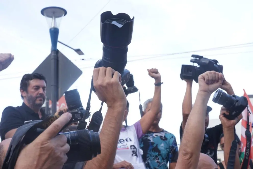 Los reporteros gráficos y periodistas se unieron a la marcha convocada en Neuquén. | Foto (prensa ATEN)