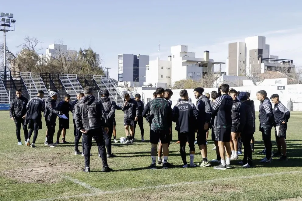 En la última semana el plantel profundizó las prácticas futbolísticas en el estadio. Hoy llega el momento del debut. Foto: archivo.