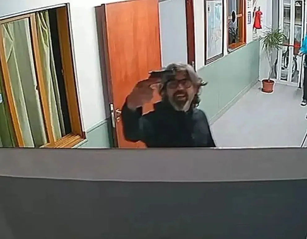 El presidente de la Legislatura de Catriel, Ariaudo, exhibió el revólver ante las cámaras de seguridad del edificio. Foto: gentileza.