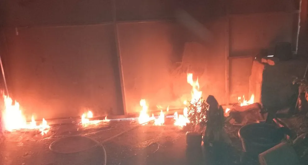 A pesar de las llamas cuatro personas fueron demoradas. (Foto Policía de Neuquén)