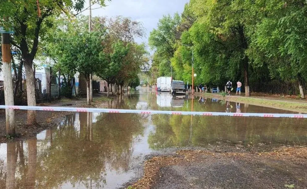 El agua se acumuló en distintas calles e ingresó a viviendas de vecinos de Godoy. (Fotos gentileza)