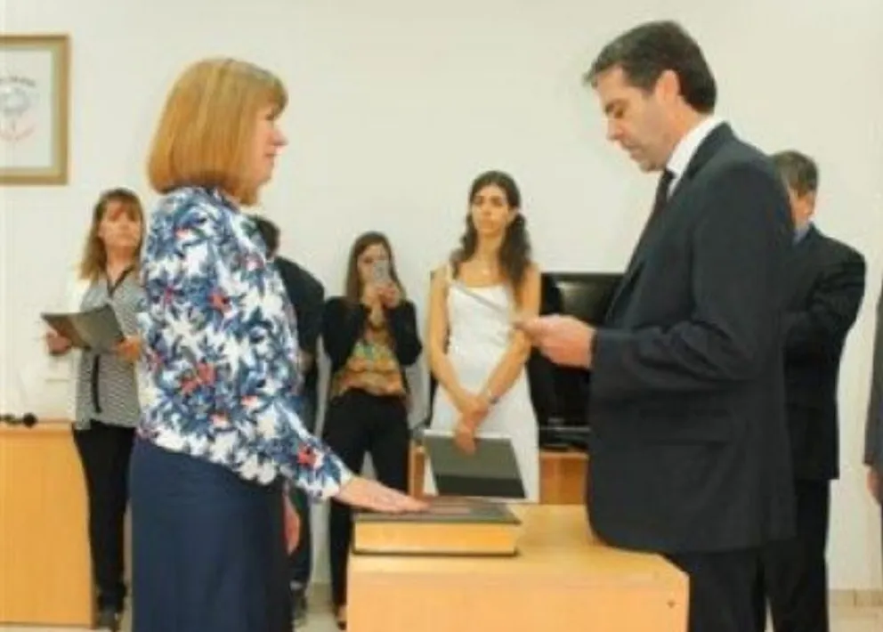 Ricardo Apacarián, integrante del STJ, le tomaba juramento a Emilce Álvarez como Camarista Civil. La magistrada se retira a partir del 1 de julio de este año.